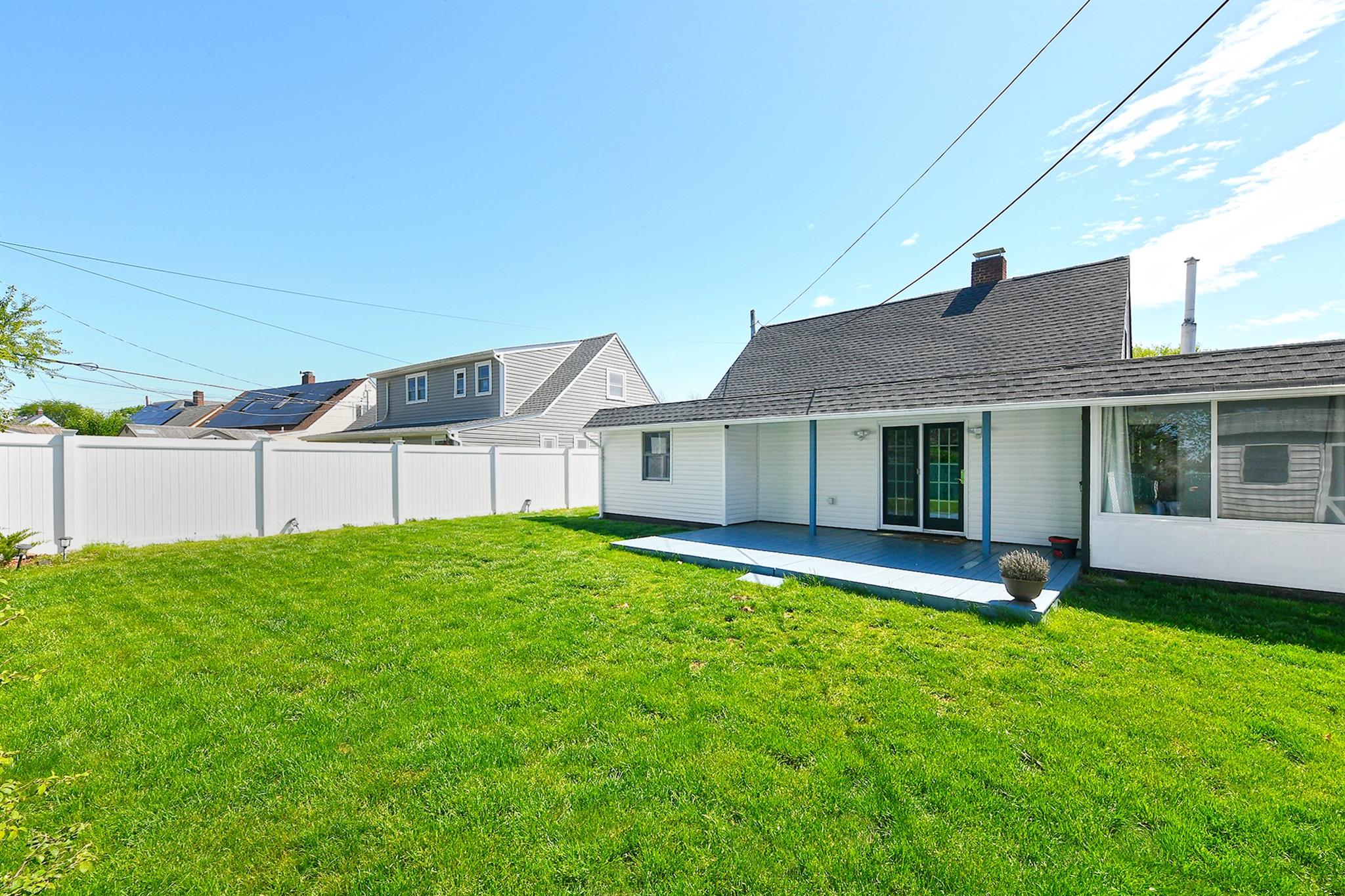 26 Sky Lane, Levittown, New York image 27