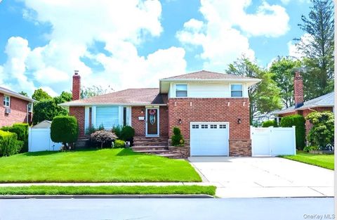 104 Beverly Place Levittown NY 11756
