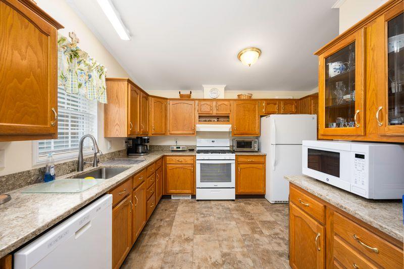 16 Vero Drive, Poughkeepsie, New York image 5
