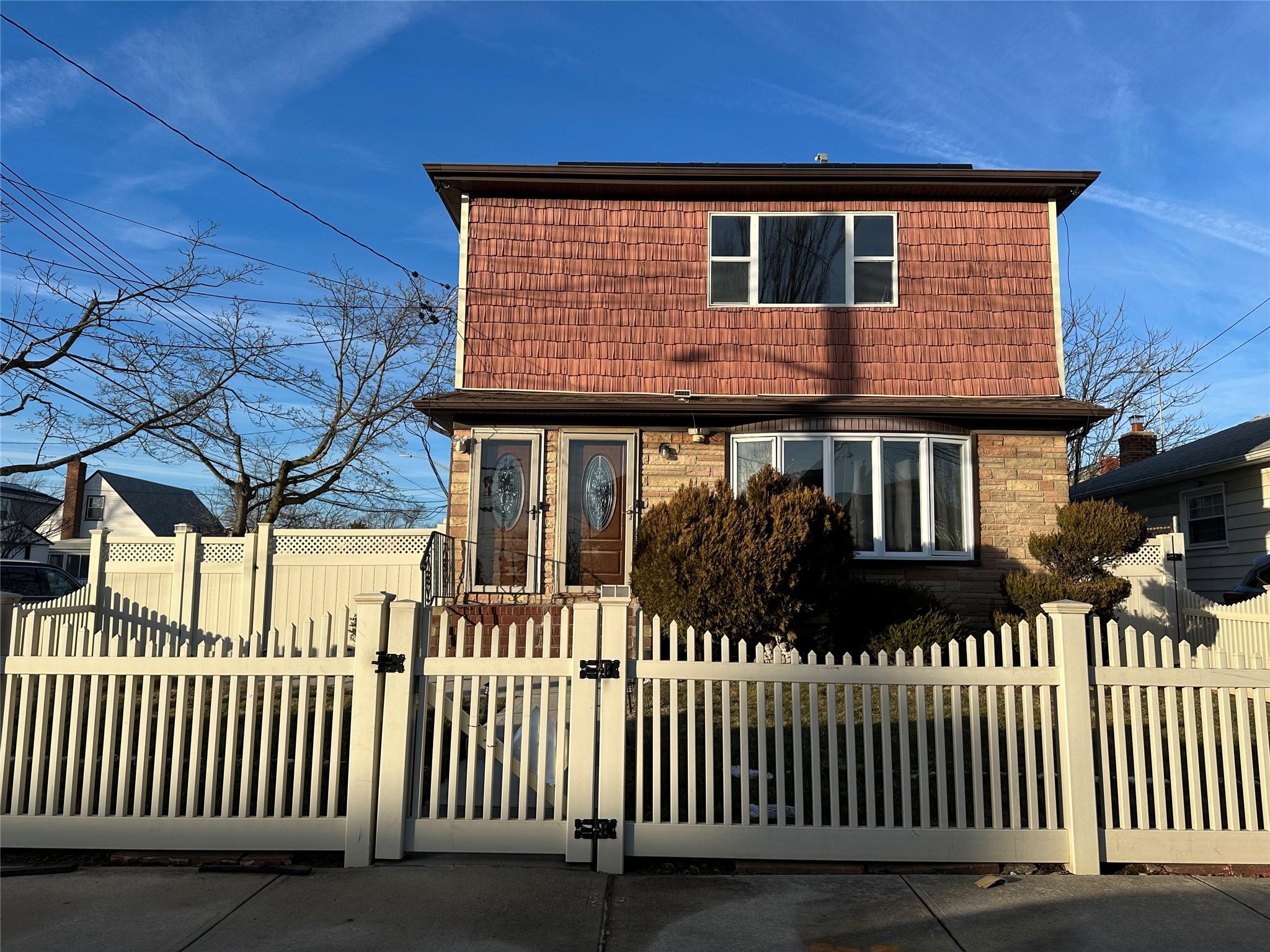 Rental Property at 148th Drive, Rosedale, Queens, NY - Bedrooms: 3 
Bathrooms: 1 
Rooms: 6  - $3,200 MO.