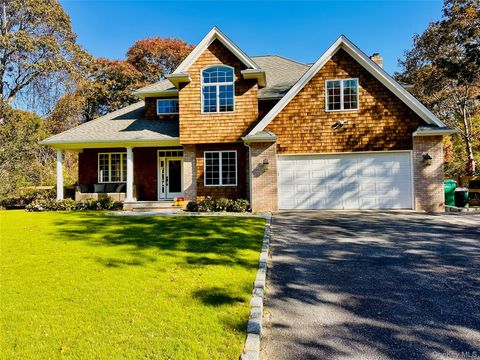 10 Ginny Lane Hampton Bays NY 11946