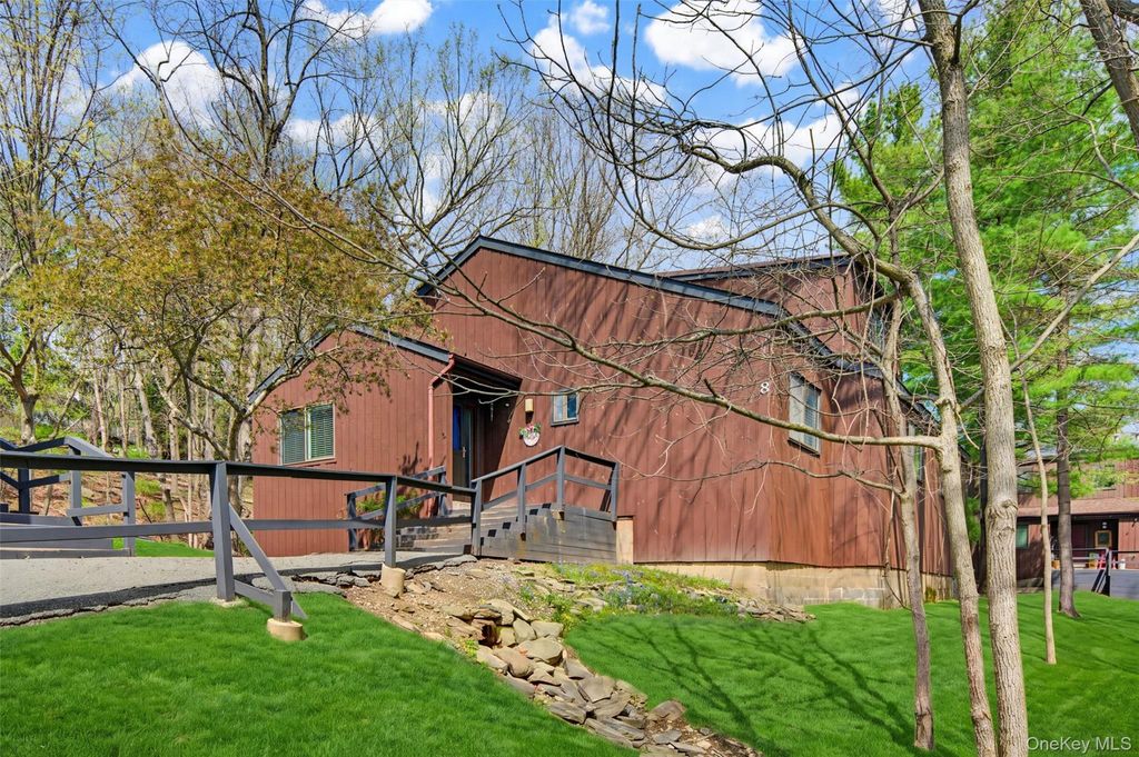 Photo of 8 Laurel Court, Highland Mills, NY 10930 (MLS # 987125)