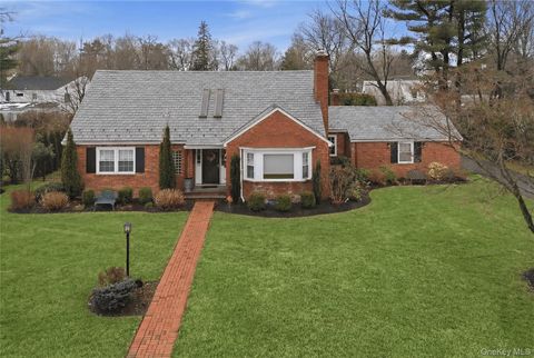 Homes For Sale - 5 Glenwood Lane<br/> East Hills, NY 11577