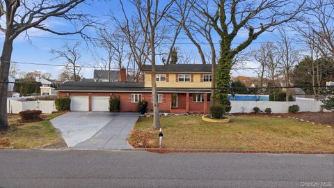 Photo of 11 Val Court, Holbrook, NY 11741 (MLS # 938389)