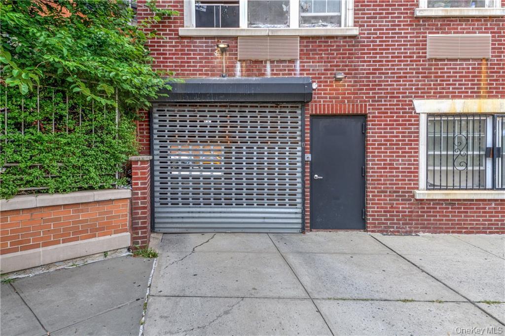 2430 Lyvere Street