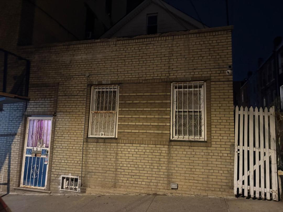 661 E 228th Street, Bronx, Florida image 1