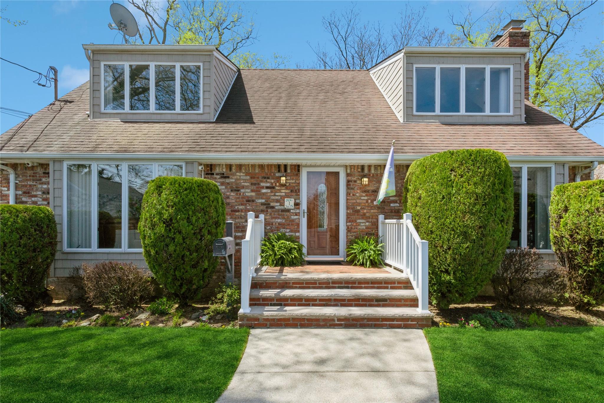 1 Cedar Road, Malverne, New York image 1