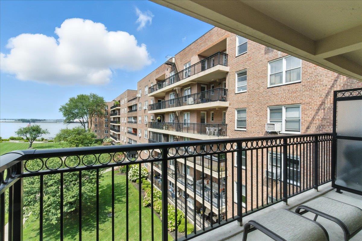 162-41 Powells Cove Boulevard 4D