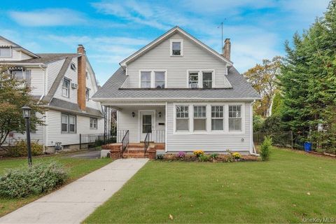 Photo of 327 N Forest Avenue, Rockville Centre, NY 11570 (MLS # 929488)