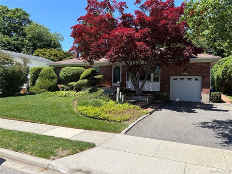 Homes For Sale - 102 Forest Drive<br/> Jericho, NY 11753