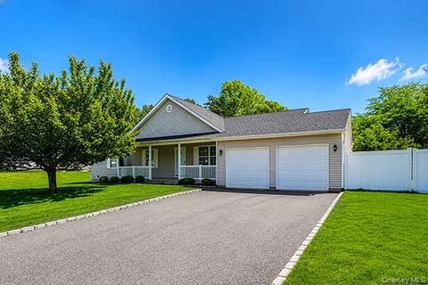 Homes For Sale - 11 Winterberry Drive<br/> Suffolk County, Middle Island, NY 11953