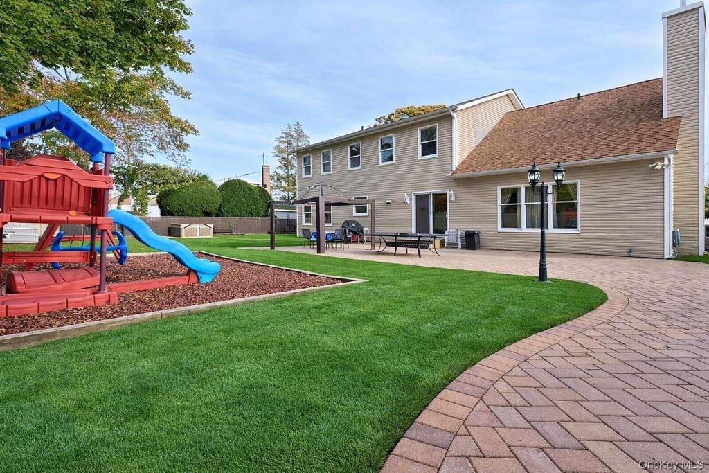 Photo of 5 Pine Street, Plainview, NY 11803 (MLS # 966121)