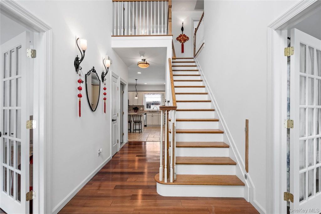 Photo of 5 Pine Street, Plainview, NY 11803 (MLS # 966121)