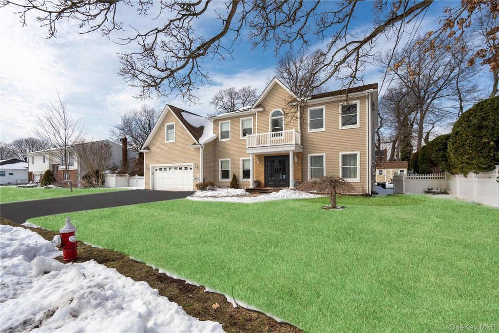 Photo of 5 Pine Street, Plainview, NY 11803 (MLS # 966121)