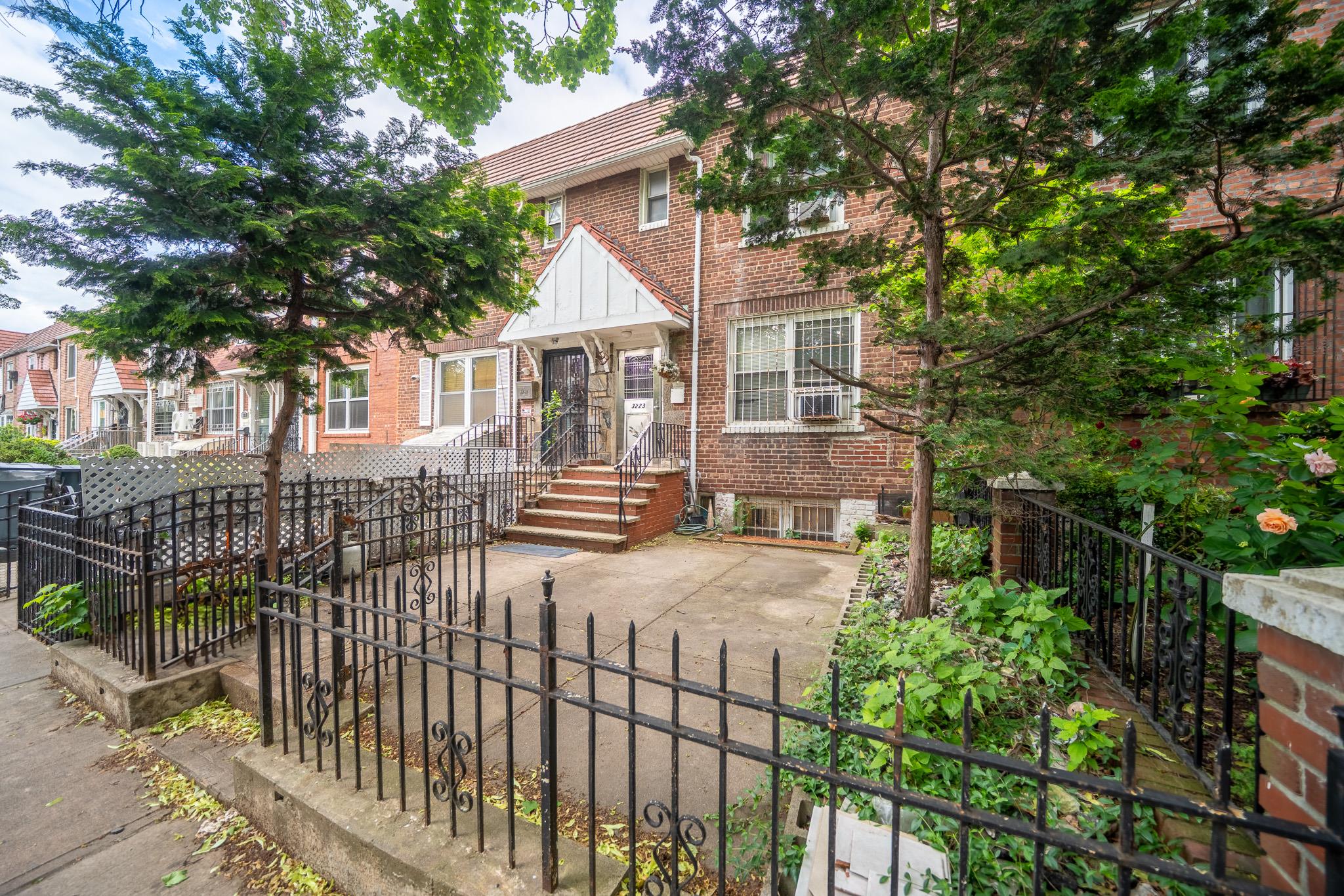 Property for Sale at 76th Street, East Elmhurst, Queens, NY - Bedrooms: 3 
Bathrooms: 2 
Rooms: 6  - $999,999