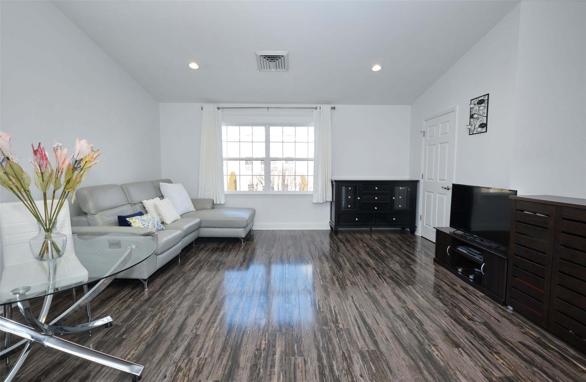 812 Willow Lane, Valley Stream, New York image 2