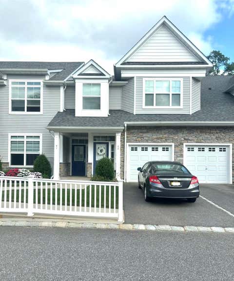 Condo For Sale - 42 Meadowbrook Lane<br/> Suffolk County, Smithtown, NY 11787