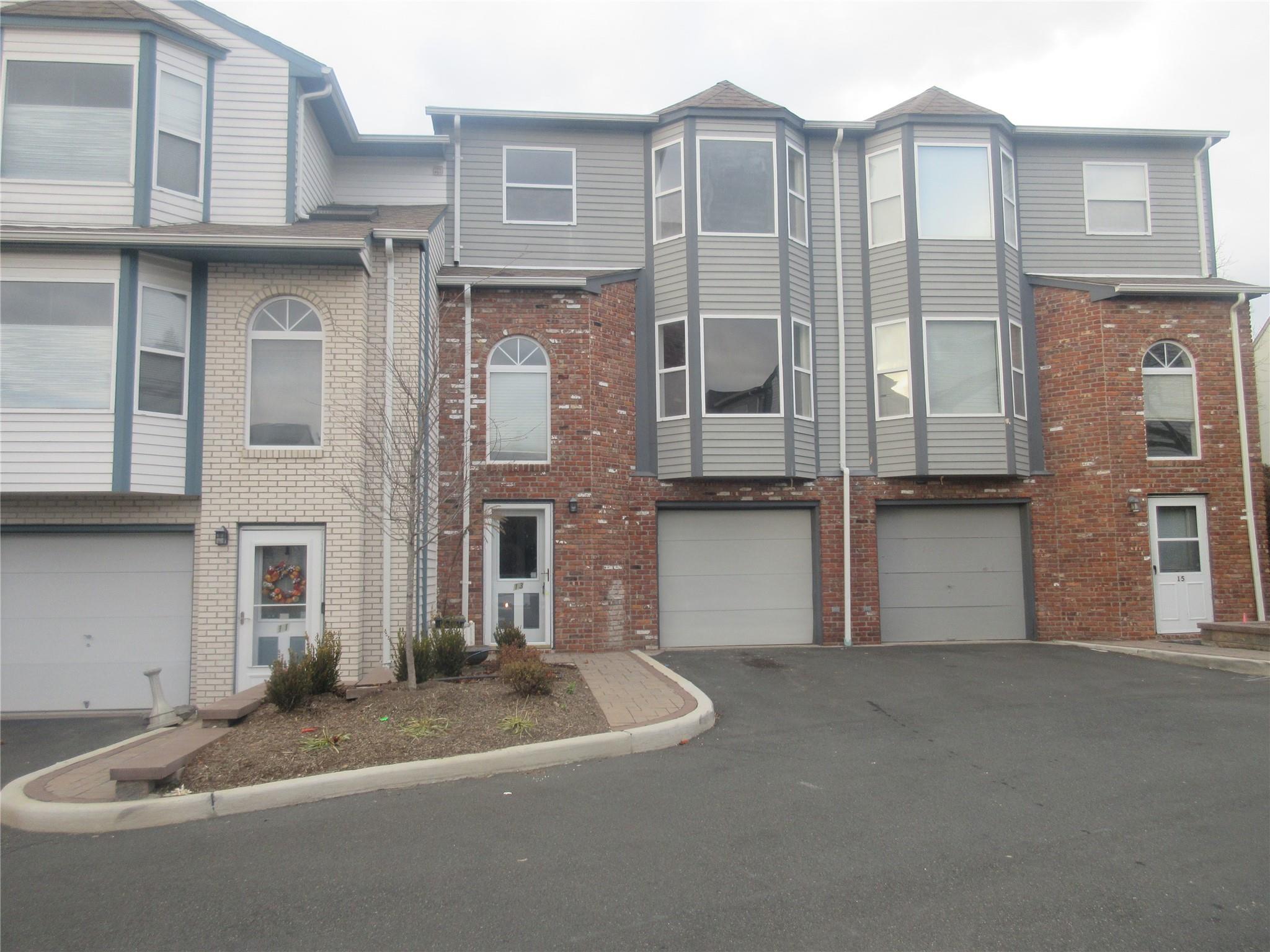 13 Oxford Court, Nanuet, New York image 2