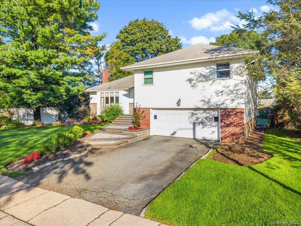 Photo of 84 Melanie Lane, Syosset, NY 11791 (MLS # 1058901)