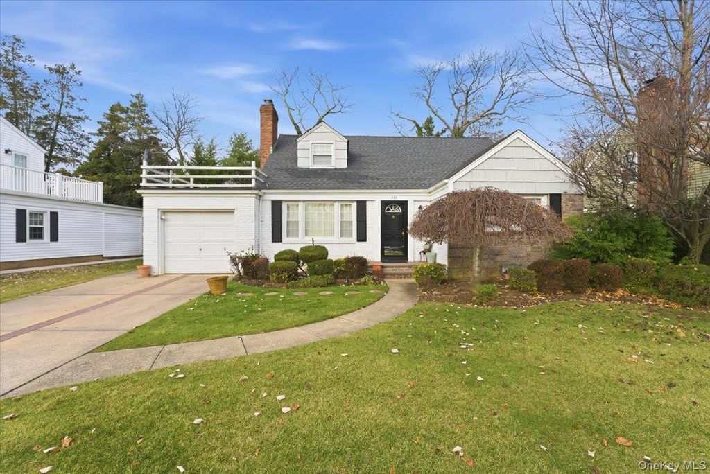 Photo of 433 Westminster Road, Rockville Centre, NY 11570 (MLS # 942430)