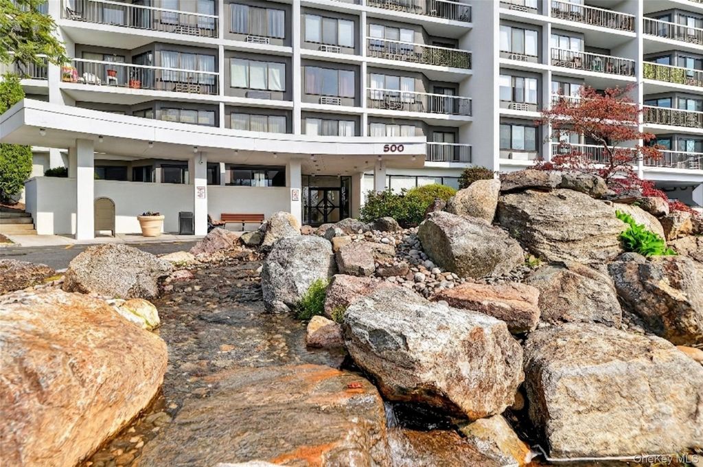 Photo of 500 High Point Dr #PH6, Hartsdale, NY 10530 (MLS # 985089)