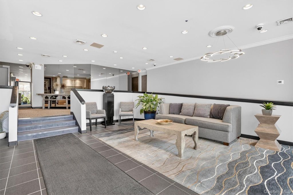 Photo of 500 High Point Dr #PH6, Hartsdale, NY 10530 (MLS # 985089)