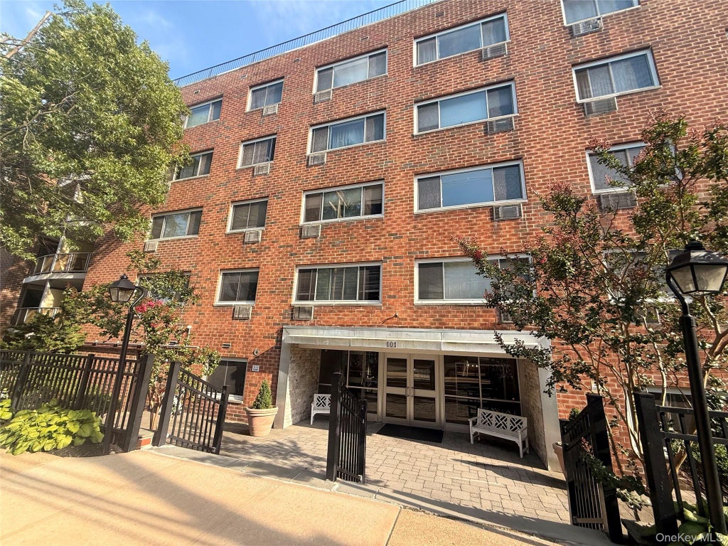 Photo of 101 Clinton Avenue #3H, Mineola, NY 11501 (MLS # 1026120)