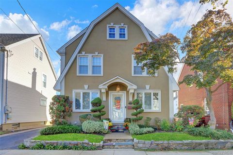 Photo of 225 Park Avenue, Williston Park, NY 11596 (MLS # 925694)