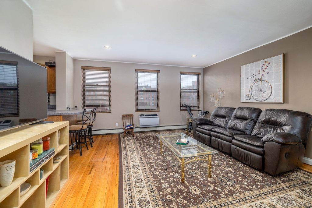 Photo of 1 Jefferson Avenue #H8, Rockville Centre, NY 11570 (MLS # 987473)