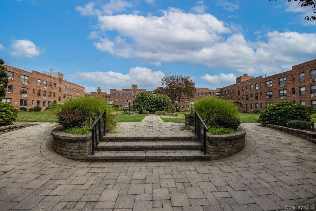 Photo of 1 Jefferson Avenue #H8, Rockville Centre, NY 11570 (MLS # 987473)