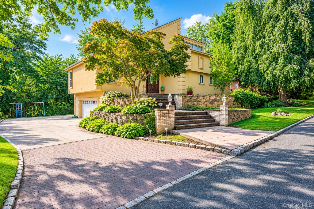 Photo of 150 Mimosa Drive, Roslyn, NY 11576 (MLS # 1051338)