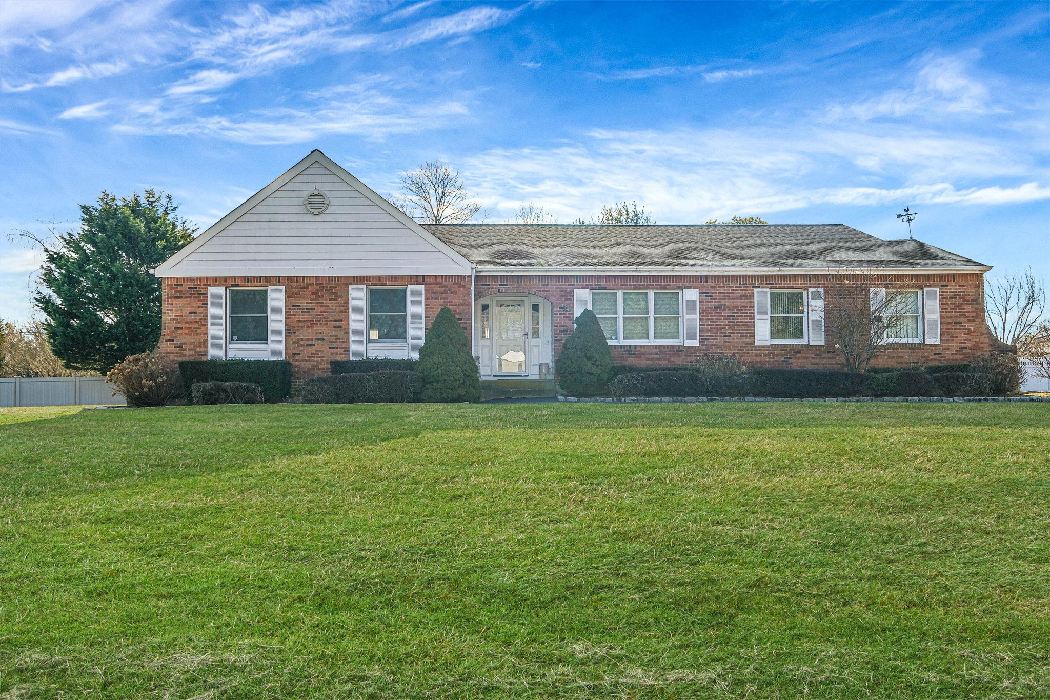 35 Westminster Drive, Bohemia, New York image 1