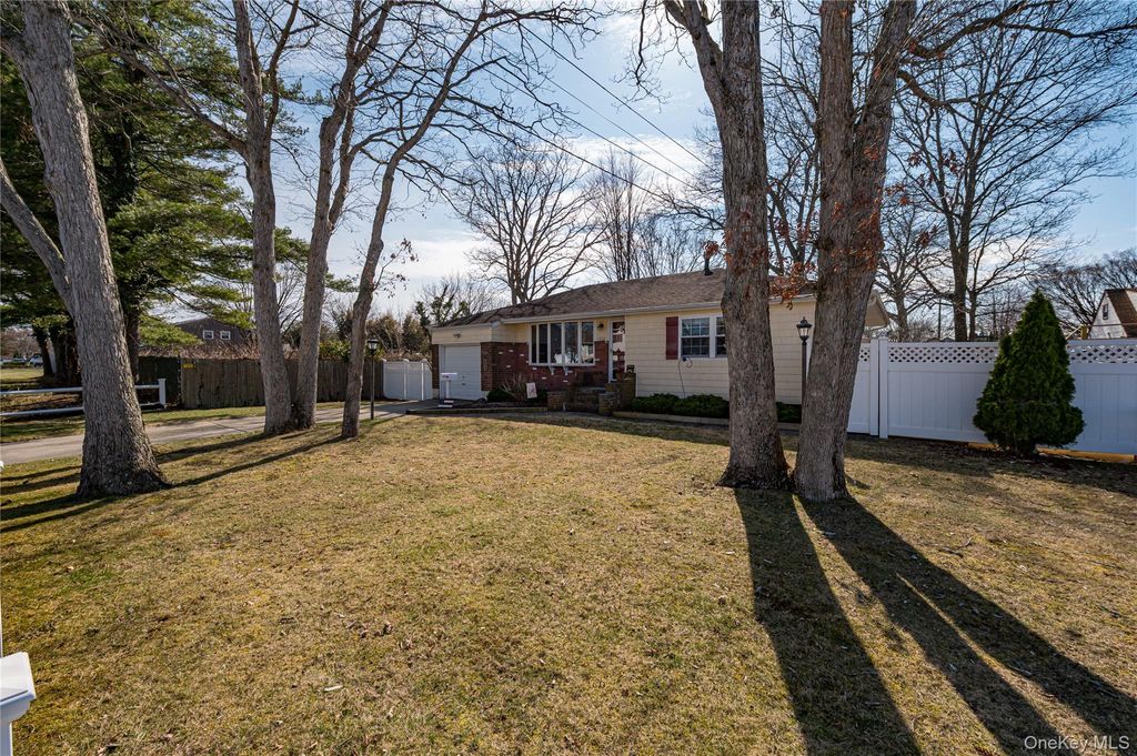 Photo of 242 W 3rd Street, Deer Park, NY 11729 (MLS # 978180)