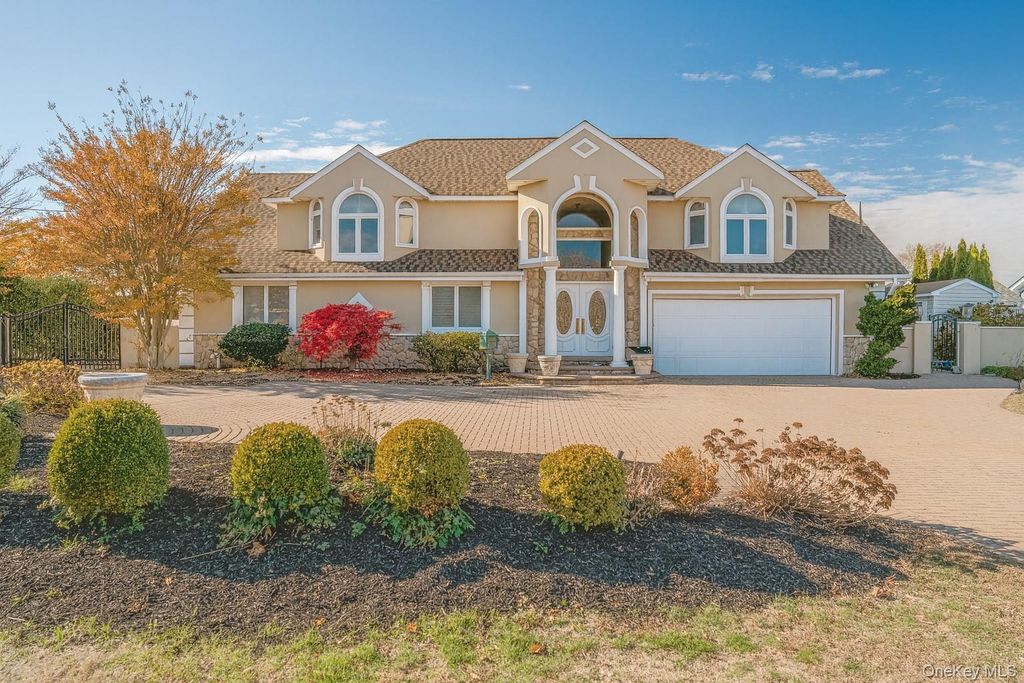 Photo of 130 Wampum Lane, West Islip, NY 11795 (MLS # 956826)