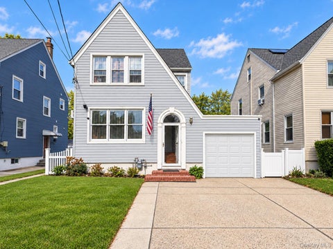 Photo of 17 Kenmore Road, Valley Stream, NY 11581 (MLS # 1064007)