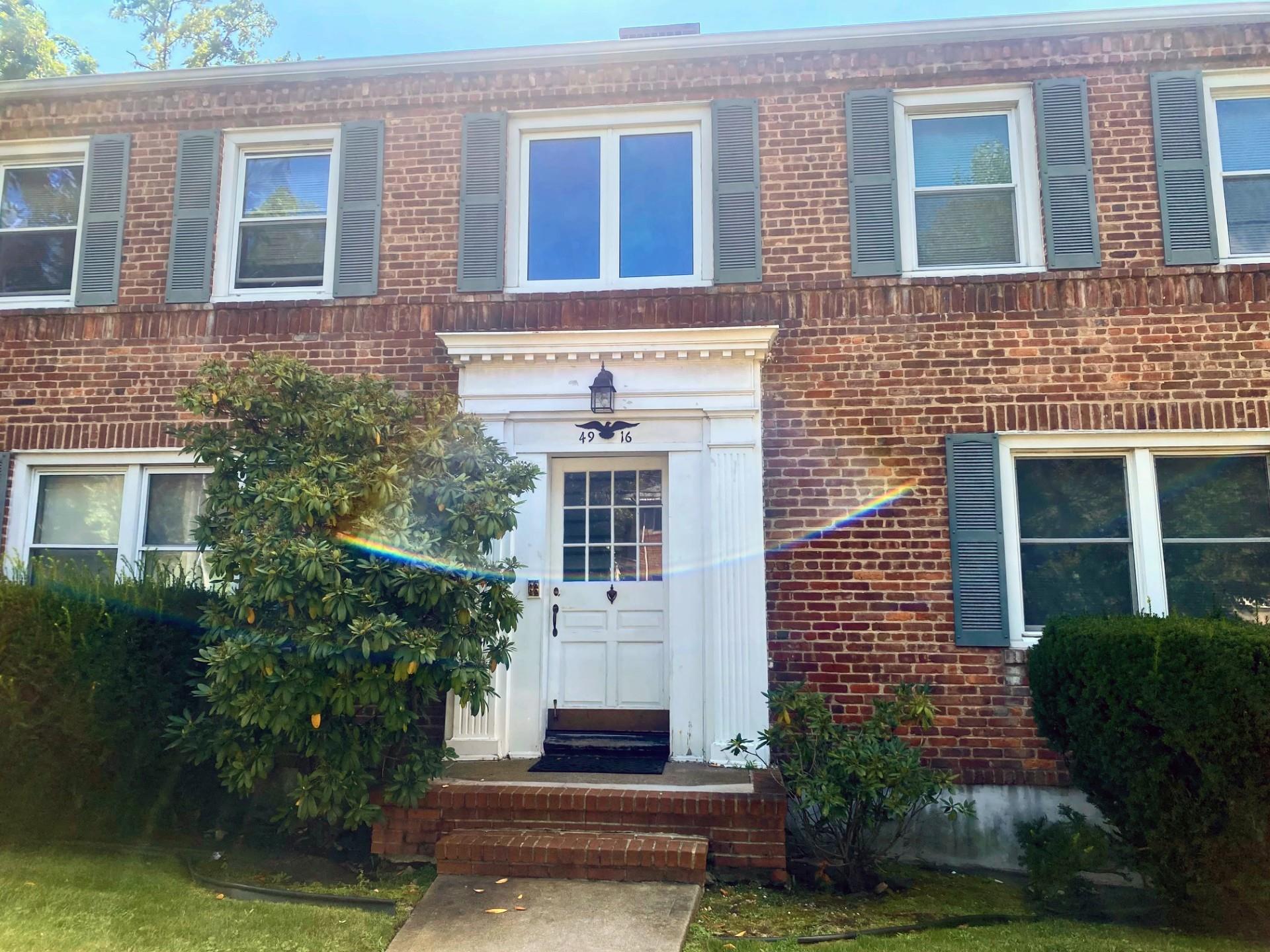 Douglaston Pkwy Pkwy 1R, Douglaston, Queens, NY - 1 Bedrooms  
1 Bathrooms - 