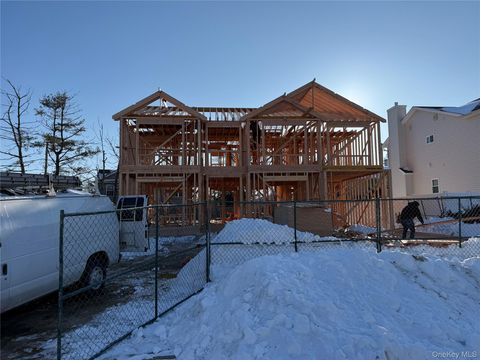 Homes For Sale - 20 Raynham Drive<br/> Syosset, NY 11791