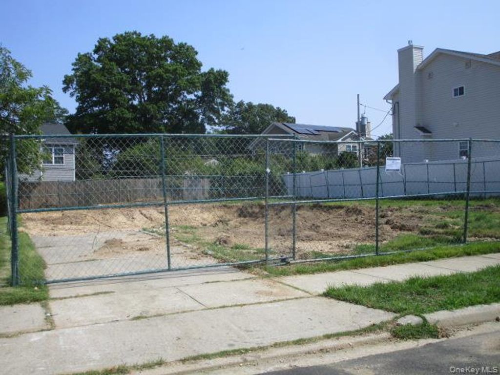 Photo of 20 Raynham Drive, Syosset, NY 11791 (MLS # 874169)