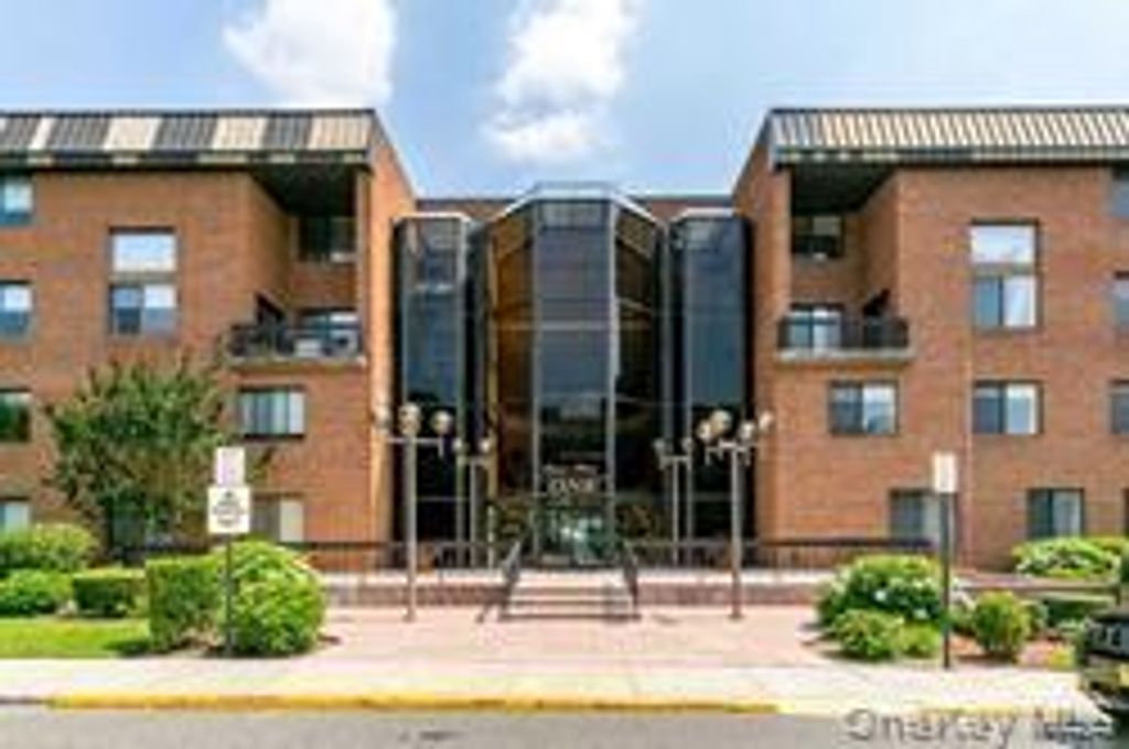 Photo of 1 ipswich Avenue #225, Great Neck, NY 11021 (MLS # 961051)