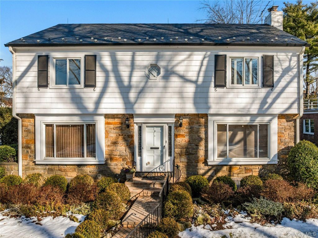 Photo of 9 Chester Drive, Great Neck, NY 11021 (MLS # 963065)