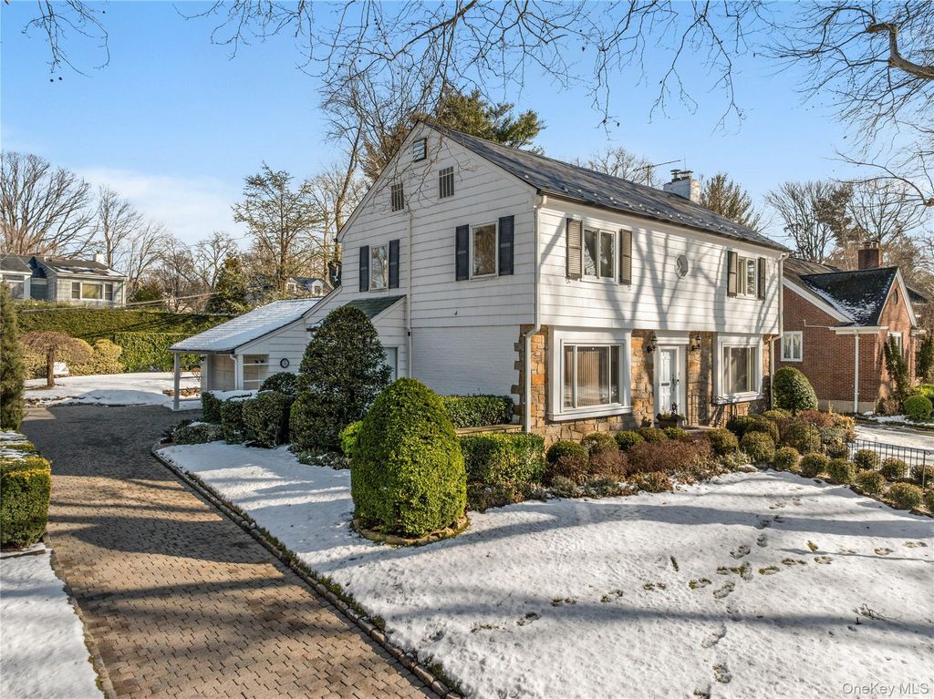 Photo of 9 Chester Drive, Great Neck, NY 11021 (MLS # 963065)