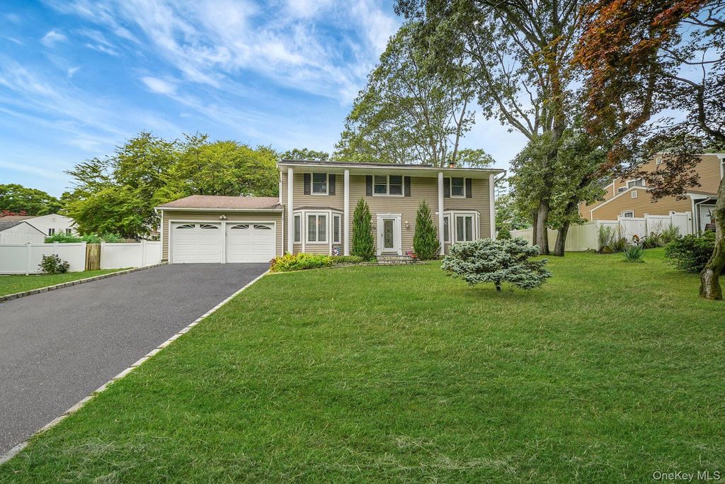 Photo of 24 Oakdale Avenue, Farmingville, NY 11738 (MLS # 951479)