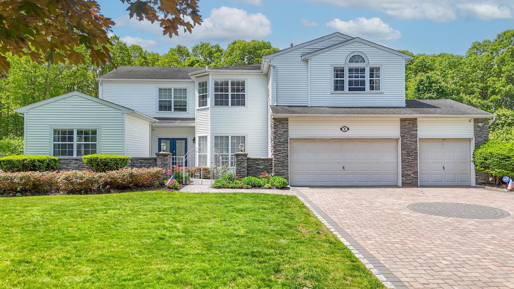8 Wisteria Lane, Lake Grove, New York image 1