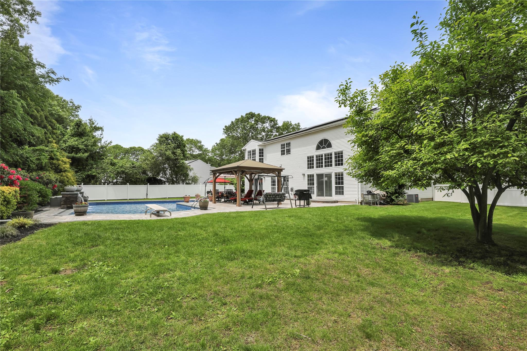 8 Wisteria Lane, Lake Grove, New York image 45