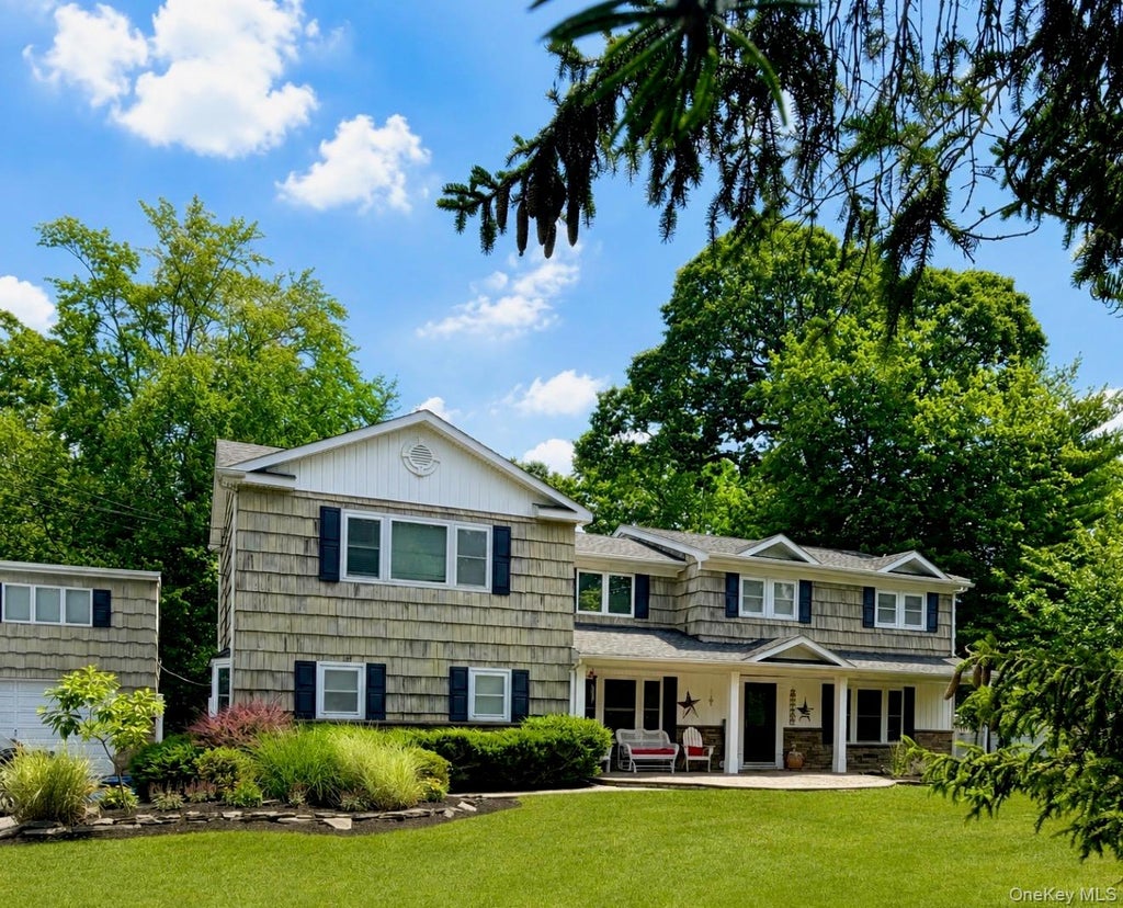 Photo of 11 Tern Court, East Islip, NY 11730 (MLS # 1021617)