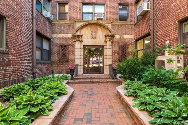 7 BOND ST APT 3B, GREAT NECK, NY 11021 - Image c2b11c23c3154b228db44725f4e0cf00/517728457