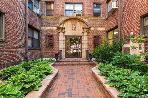 Photo of 7 Bond Street #3B, Great Neck, NY 11021 (MLS # 1046613)