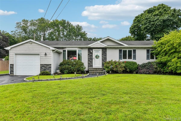 38 NATHAN DR, BOHEMIA, NY 11716 - Image c2b4ddcbb4723a0e964e07b27d293774/1273308077