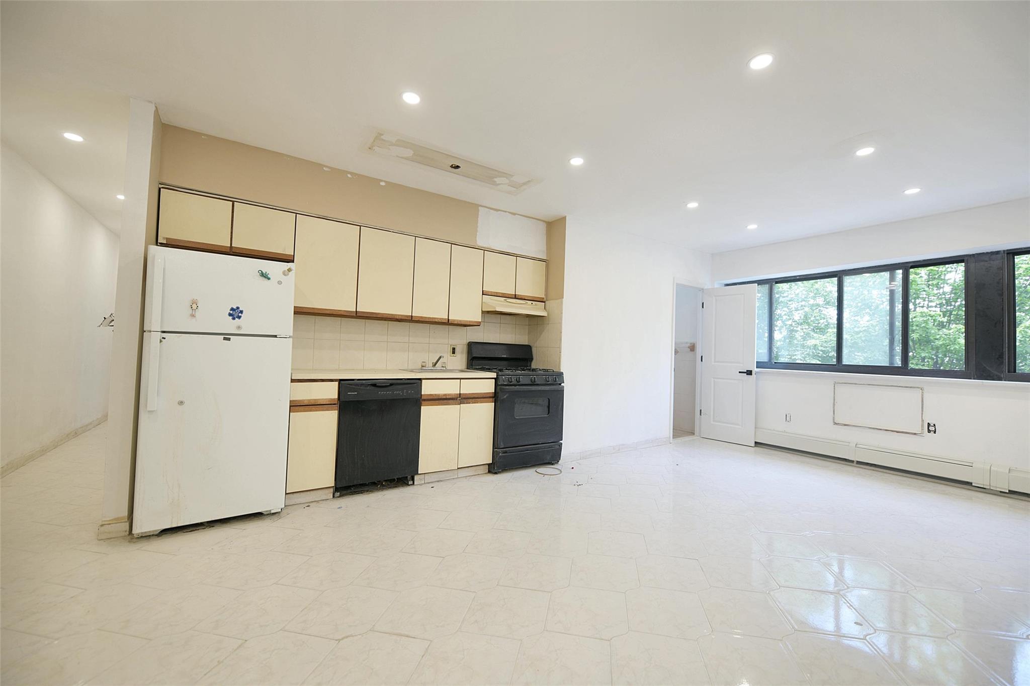 Metropolitan Avenue 2B, Middle Village, Queens, NY - 2 Bedrooms  
2 Bathrooms  
3 Rooms - 