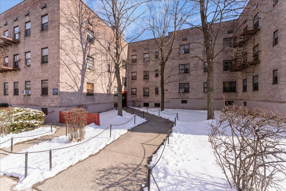 Property for Sale at Main Street 1G, Flushing, Queens, NY - Bedrooms: 1 
Bathrooms: 1 
Rooms: 3  - $238,000